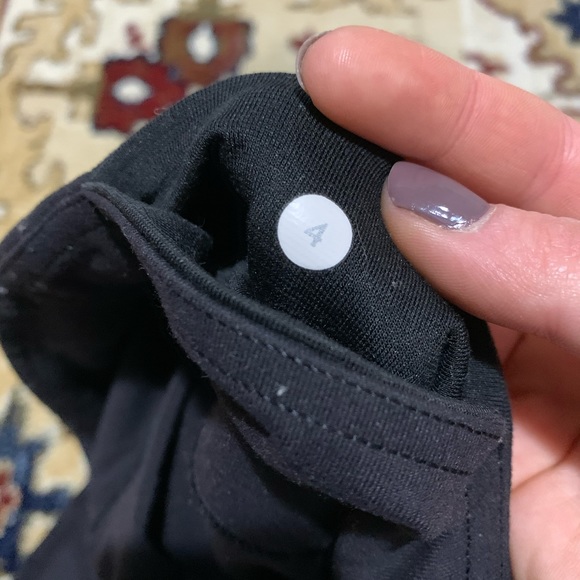 (SOLD) Lululemon Wunder Under EUC size 4 - Picture 4 of 6